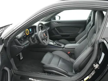 PORSCHE 992 Carrera 4 GTS