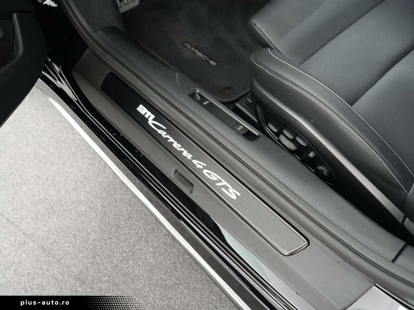 PORSCHE 992 Carrera 4 GTS