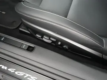 PORSCHE 992 Carrera 4 GTS