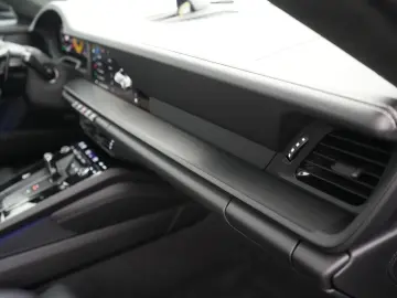 PORSCHE 992 Carrera 4 GTS