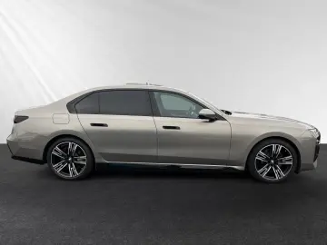 BMW 750e xDrive Inkl. € 1.190 Zubehörbonus 1 99%  M