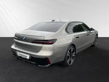 BMW 750e xDrive Inkl. € 1.190 Zubehörbonus 1 99%  M