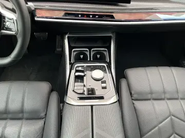 BMW 750e xDrive Inkl. € 1.190 Zubehörbonus 1 99%  M