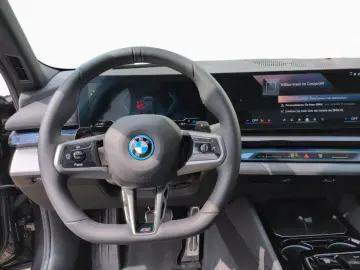 BMW 530e Lim M SPORT AdLED Pano 360  HUD H K St Go