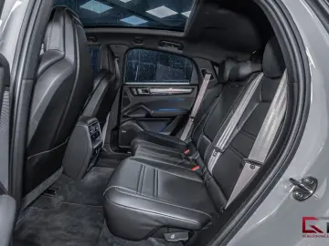 PORSCHE Cayenne E-Hyb Coupé PLATINUM SportDesign Crayon
