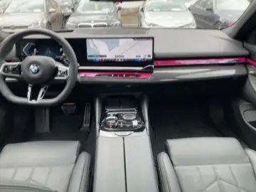 BMW 520 iA Limo M-Sport Pano AHK 20''SRneu…
