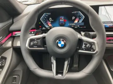 BMW 520 iA Limo M-Sport Pano AHK 20''SRneu…