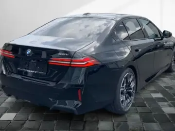 BMW 520 iA Limo M-Sport Pano AHK 20''SRneu…