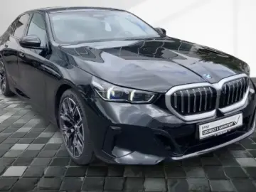 BMW 520 iA Limo M-Sport Pano AHK 20''SRneu…