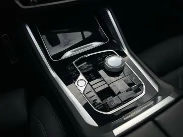 BMW X6 xDrive40i M Sport    AHK Sky Lounge H&K HUD