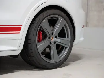 PORSCHE Cayenne GTS