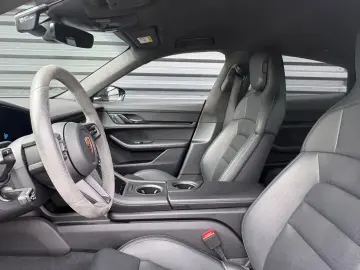 PORSCHE Taycan GTS