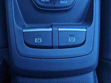 AUDI Q2 40 TFSI quattro edition one S-tr. Matrix Navi