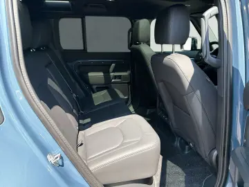 LAND ROVER Defender 110 X-Dynamic SE