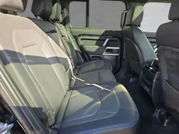 LAND ROVER Defender 110 D300 X-Dynamic SE