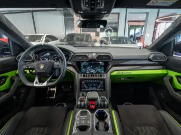 LAMBORGHINI Urus S 4.0 V8 AKRAPOVIC CARBON PANO B&O ACC