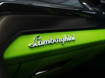 LAMBORGHINI Urus S 4.0 V8 AKRAPOVIC CARBON PANO B&O ACC