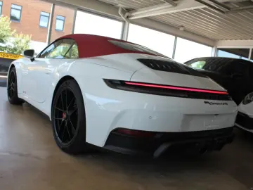 Porsche 992 Carrera 4 GTS Cabriolet