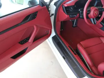 Porsche 992 Carrera 4 GTS Cabriolet