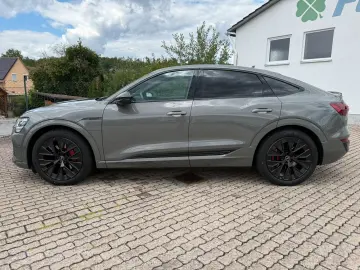 AUDI Q8 Spb. e-tron S line 55 qu. ACC AHK MATRIX PANO