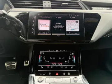 AUDI Q8 Spb. e-tron S line 55 qu. ACC AHK MATRIX PANO