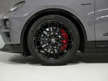 PORSCHE Macan Electric Turbo HeadUp Hinterachslenkung