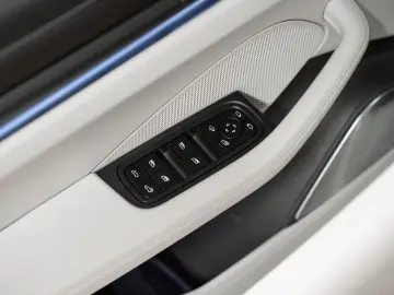 PORSCHE Macan Electric Turbo HeadUp Hinterachslenkung
