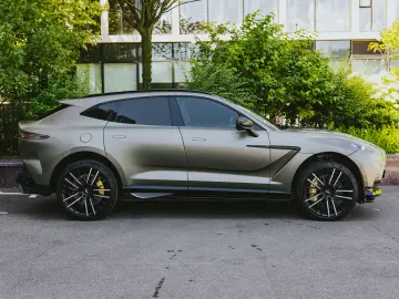 Aston Martin DBX 707