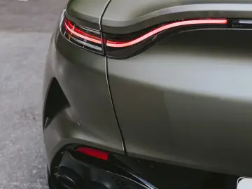 Aston Martin DBX 707