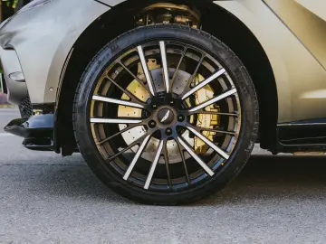 Aston Martin DBX 707