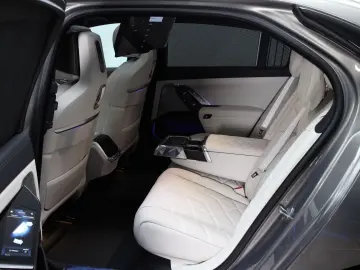 BMW 740 d xDrive M Sport B&W Found-Entertainment