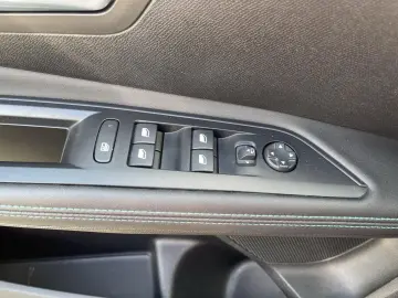 PEUGEOT 5008 1.5 Blue-HDI FAP Allure Pack AT 7-Si Navi R
