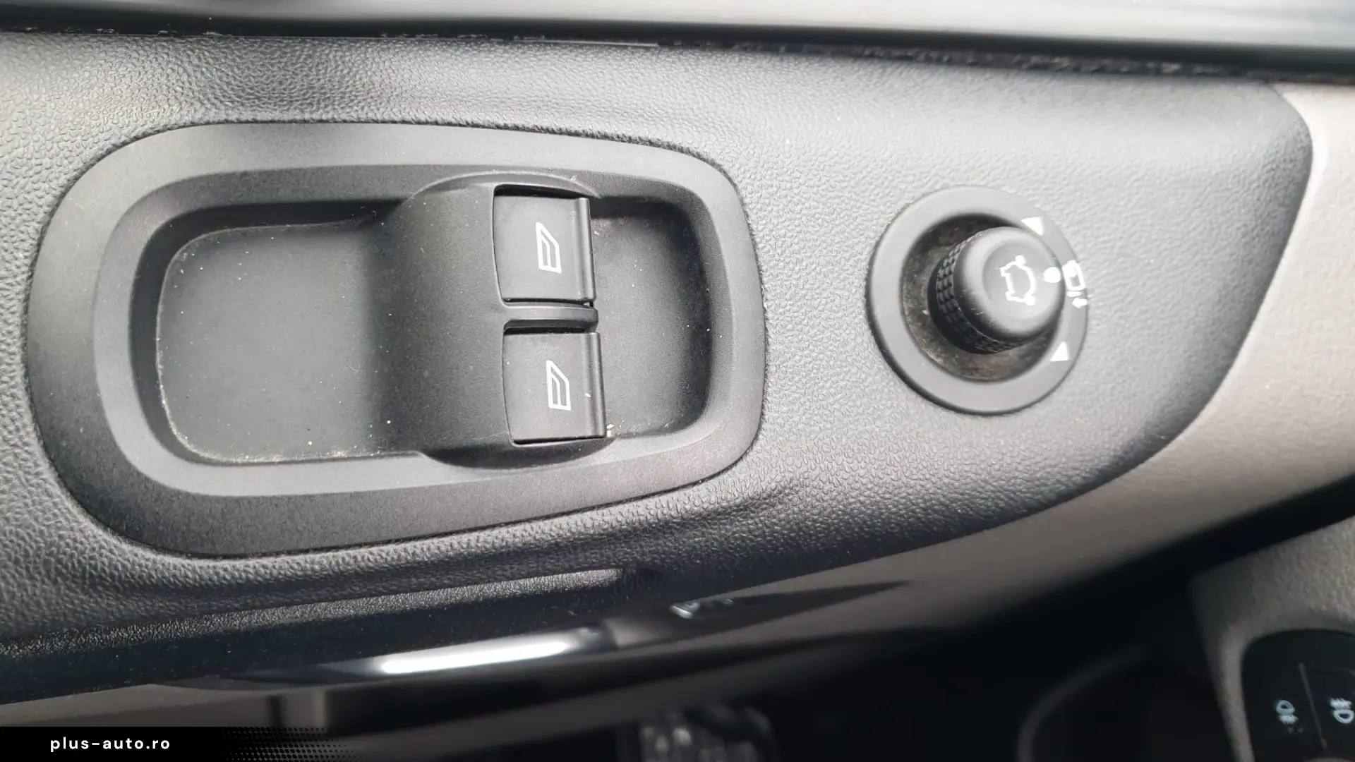 Ford Transit Custom 2022 L2H1 Trend – 9 Locuri (Model Lung)