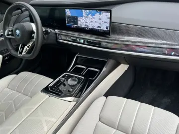 BMW 750e xDr M Sport Pro LoungeSeating Sky AHK 21