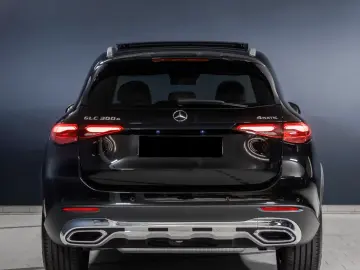 Mercedes-Benz GLC 300 e 4MATIC Avantgarde Pano