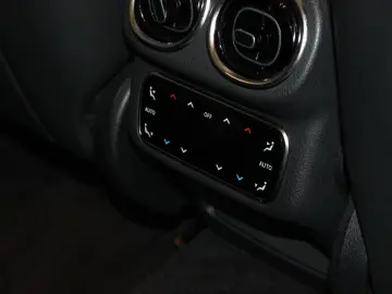 MERCEDES-BENZ GLC 200 4Matic AMG Line Pano Burmester…