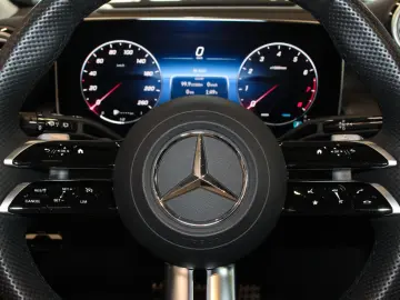 MERCEDES-BENZ GLC 200 4Matic AMG Line Pano Burmester…