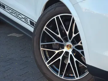 PORSCHE Cayenne Coupe E-Hybrid (Porsche Approved)