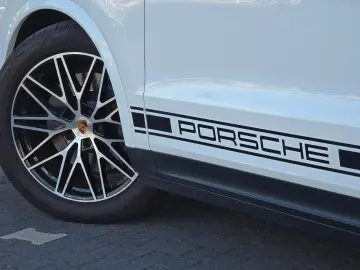 PORSCHE Cayenne Coupe E-Hybrid (Porsche Approved)