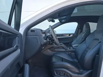 PORSCHE Cayenne Coupe E-Hybrid (Porsche Approved)