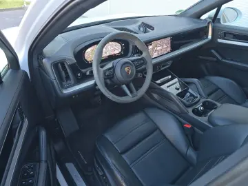 PORSCHE Cayenne Coupe E-Hybrid (Porsche Approved)