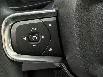 VOLVO XC40 B3 2WD Plus Dark   Memory  360 Grad