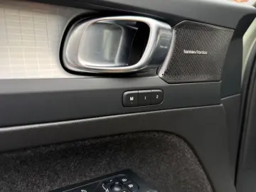 VOLVO XC40 B3 2WD Plus Dark   Memory  360 Grad