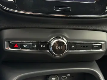 VOLVO XC40 B3 2WD Plus Dark   Memory  360 Grad