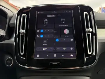 VOLVO XC40 B3 2WD Plus Dark   Memory  360 Grad