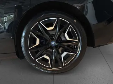 BMW iX xDrive40 SPORTPAKET Stop Go Stdhzg RFK 22