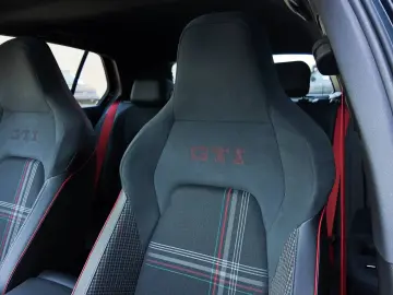 Volkswagen Golf R 2.0 TSI 4MOTION DSG Akrapovič