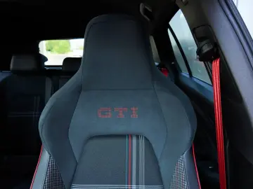 Volkswagen Golf R 2.0 TSI 4MOTION DSG Akrapovič