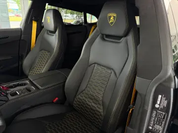 LAMBORGHINI Urus S
