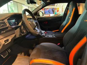 LAMBORGHINI URUS PERFORMANTE - FULL CARBON